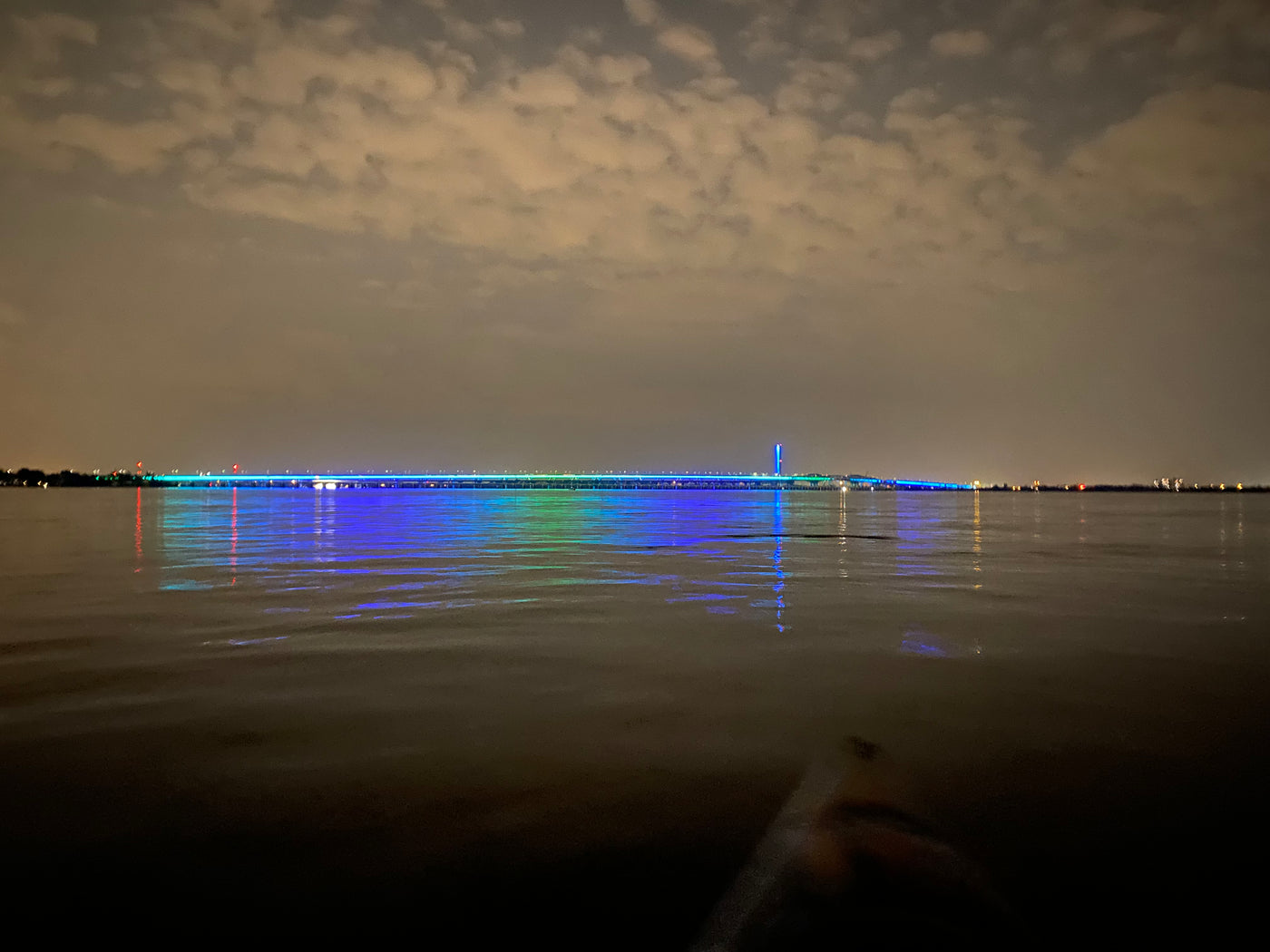 FEUX D'ARTIFICE EN TRIMARAN PNEUMATIQUE (BATEAU)- pont Samuel-De Champlain et centre-ville illuminés